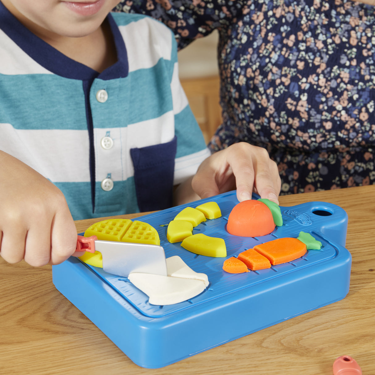 PLAY-DOH Kit du petit chef cuisinier, pâte a modeler, 14 accessoires de cuisine, jouets préscolaires, Playdoh Kitchens