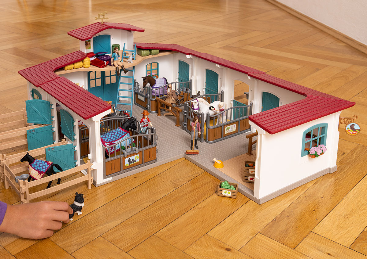 Box pour cheval avec jument et poulain, coffret schleich avec 34 éléments inclus dont 2 chevaux schleich, coffret figurines pour