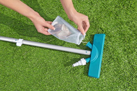 Kit de nettoyage piscine jusqu'a 3,96m - Bestway - Aquaclear - épuisette, flotteur, aspirateur, bande de test, patch de réparation