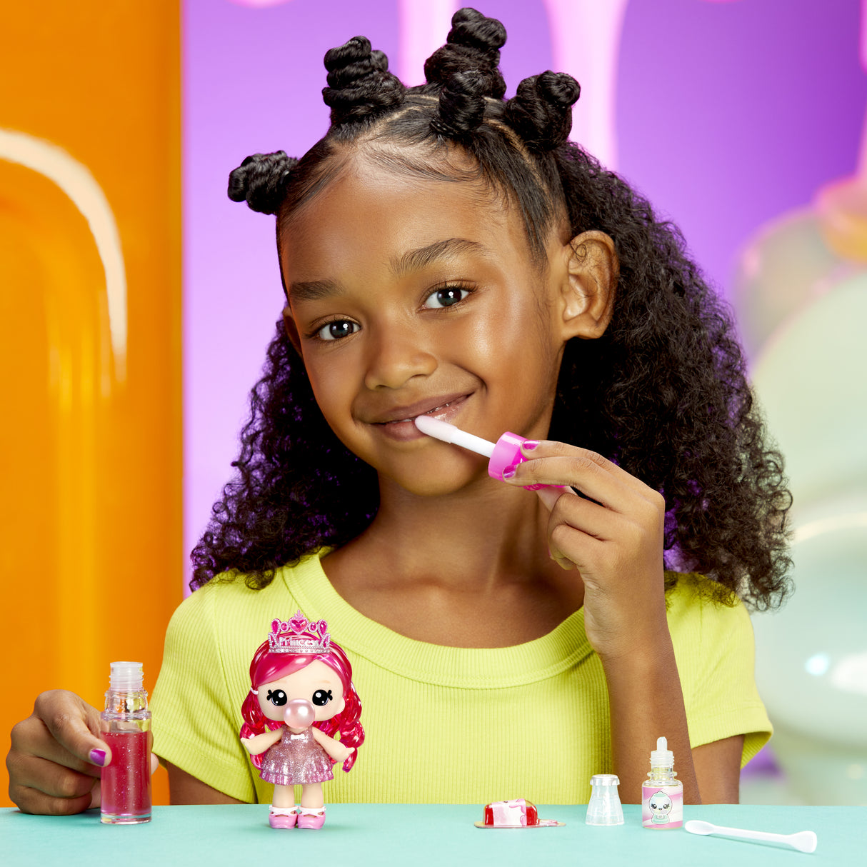 Yummiland - 1 poupée 10 cm et un gloss pailleté a créer - Bianca - Goűt Chewing Gum - Des 4ans