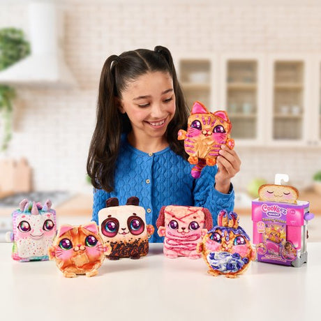 Toasty Treatz - MOOSE TOYS - COOKEEZ MAKERY - Peluche parfumée en forme de toast, grille-pain interactif, Modele peluche aléatoire