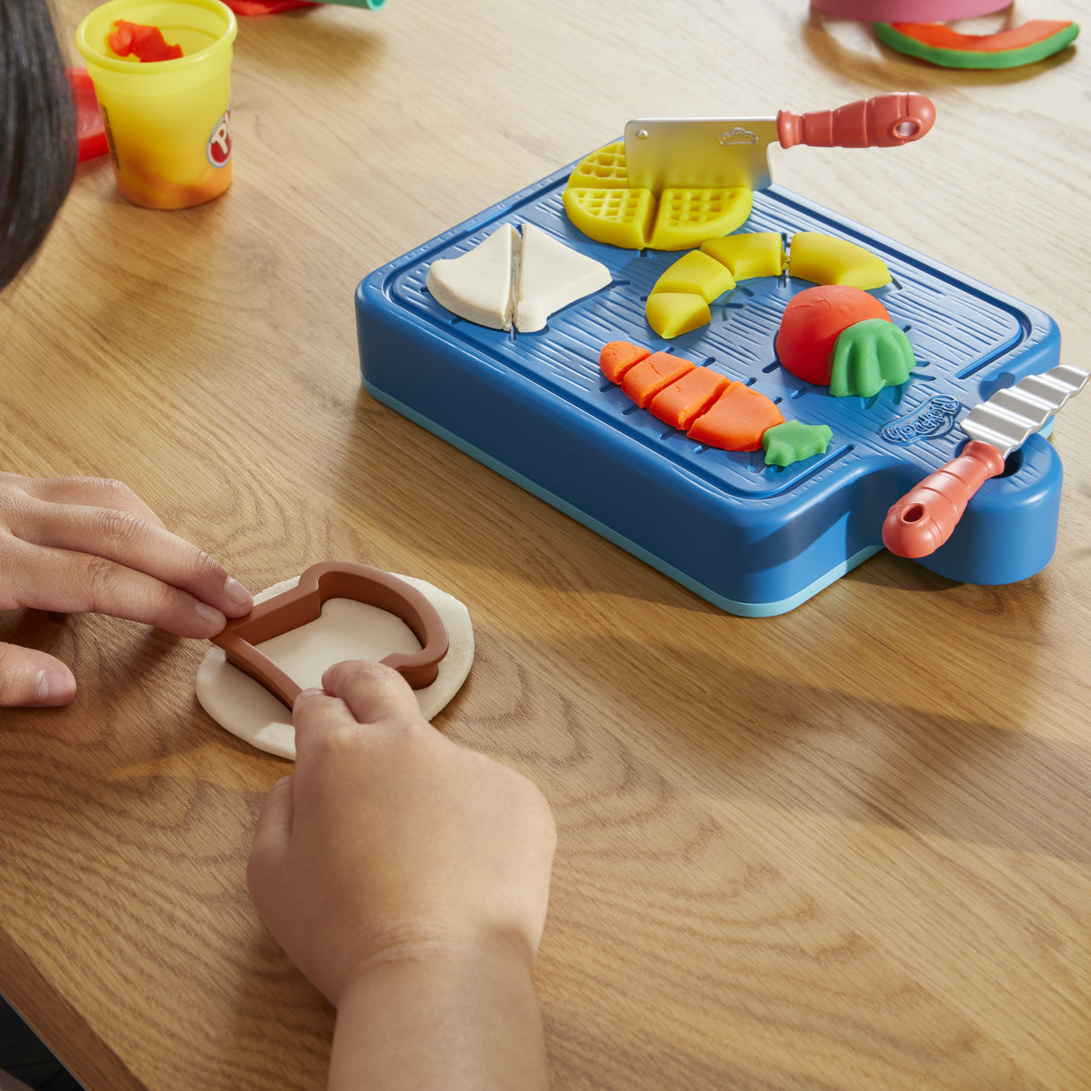 PLAY-DOH Kit du petit chef cuisinier, pâte a modeler, 14 accessoires de cuisine, jouets préscolaires, Playdoh Kitchens