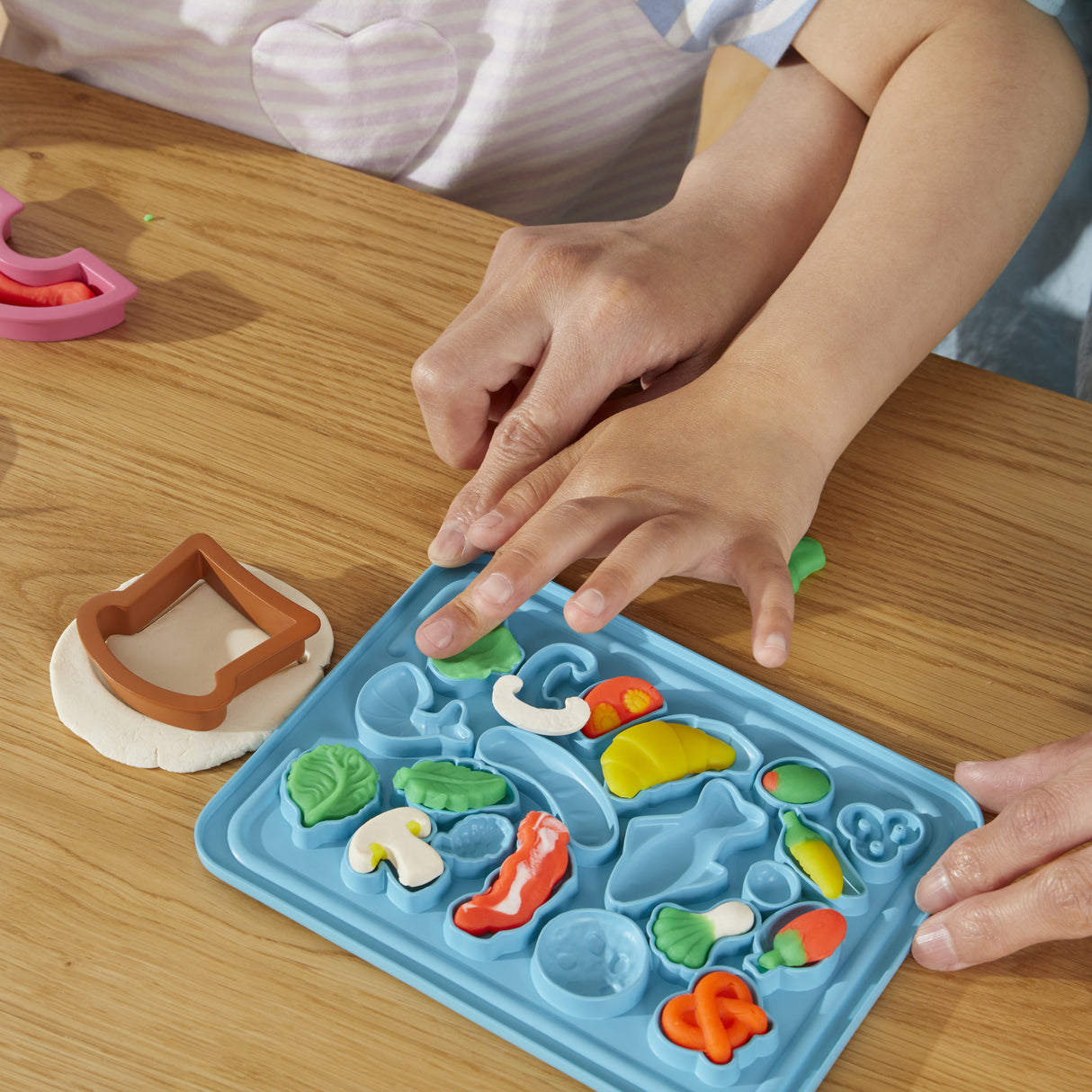 PLAY-DOH Kit du petit chef cuisinier, pâte a modeler, 14 accessoires de cuisine, jouets préscolaires, Playdoh Kitchens