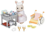 Figurines miniatures - SYLVANIAN FAMILIES - L'infirmiere et accessoires pour soigner et nourrir les patients