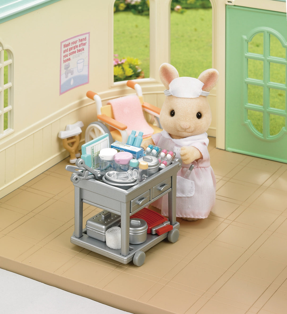 Figurines miniatures - SYLVANIAN FAMILIES - L'infirmiere et accessoires pour soigner et nourrir les patients