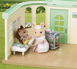 Figurines miniatures - SYLVANIAN FAMILIES - L'infirmiere et accessoires pour soigner et nourrir les patients