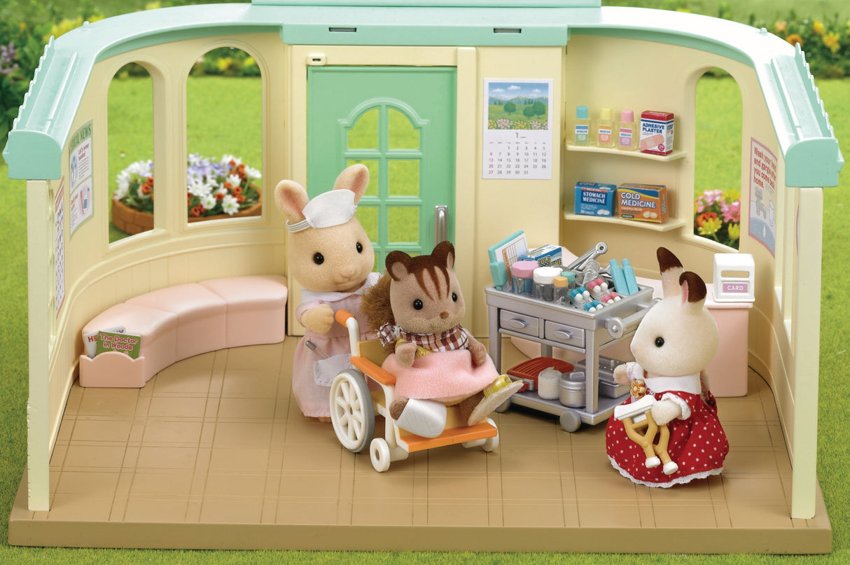 Figurines miniatures - SYLVANIAN FAMILIES - L'infirmiere et accessoires pour soigner et nourrir les patients