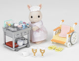 Figurines miniatures - SYLVANIAN FAMILIES - L'infirmiere et accessoires pour soigner et nourrir les patients