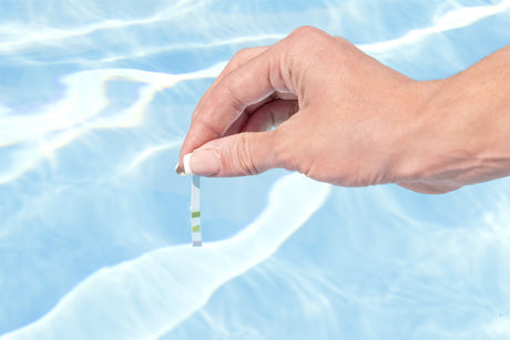 Kit de nettoyage piscine jusqu'a 3,96m - Bestway - Aquaclear - épuisette, flotteur, aspirateur, bande de test, patch de réparation