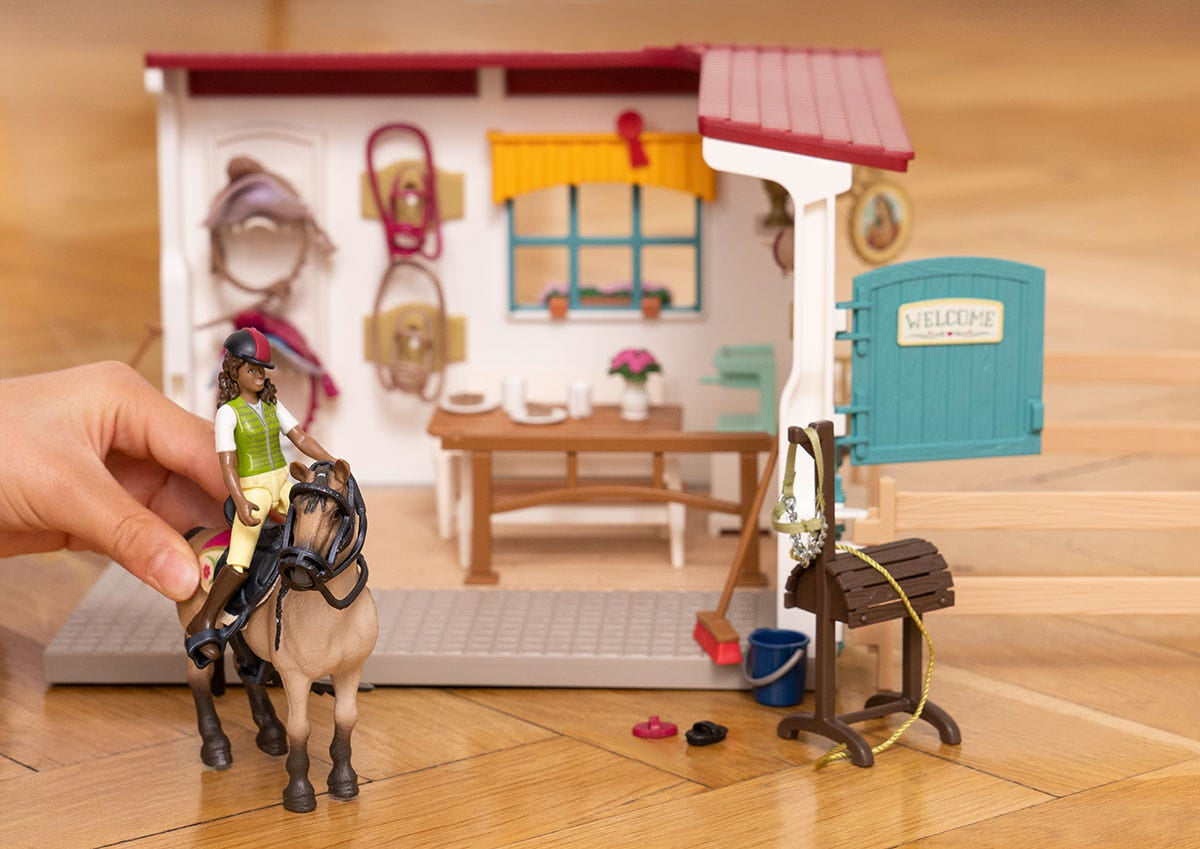 Sellerie du centre équestre, coffret avec 85 éléments inclus dont 1 cheval et 1 personnage, figurines pour enfants des 5 ans -
