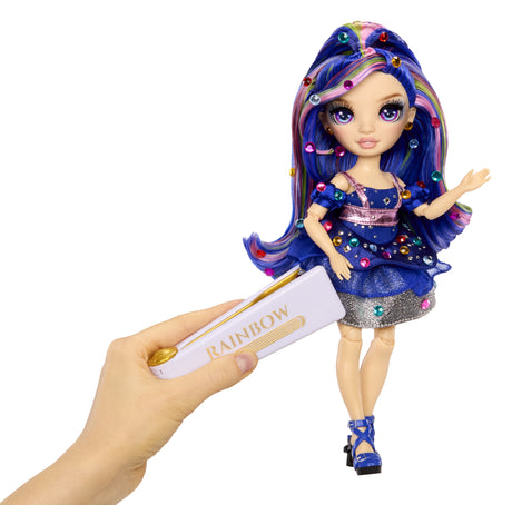 Rainbow High Poupée Mannequin Be Dazzling - Genevieve Bleu - 28 cm - Pierres précieuses scintillantes et accessoires inclus