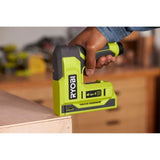 Agrafeuse cloueuse - RYOBI - 4V - Agrafes de 6 a 14 mm - Pointes 18G jusqu'a 15 mm - Livrée avec 1100 agrafes T50 et 250 pointes 18G