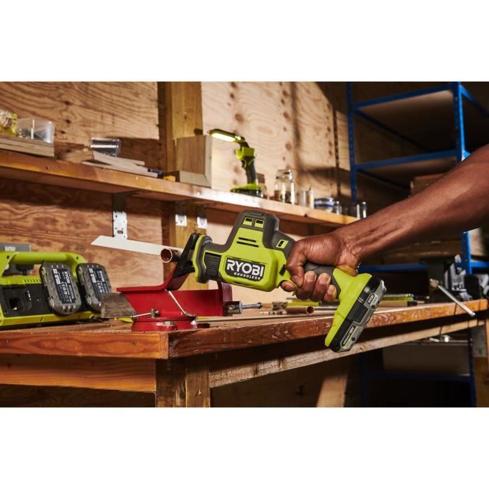 Scie sabre 1 main - RYOBI - Brushless - 18V - Compacte - 0-3 000 cp/min - Course de lame 16 mm - Capacité bois 90 mm
