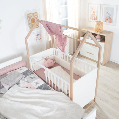Chambre bébé complete : Lit 60 x 120 cm + commode a langer évolutive + armoire - CABANE - ROBA - Chene / Blanc