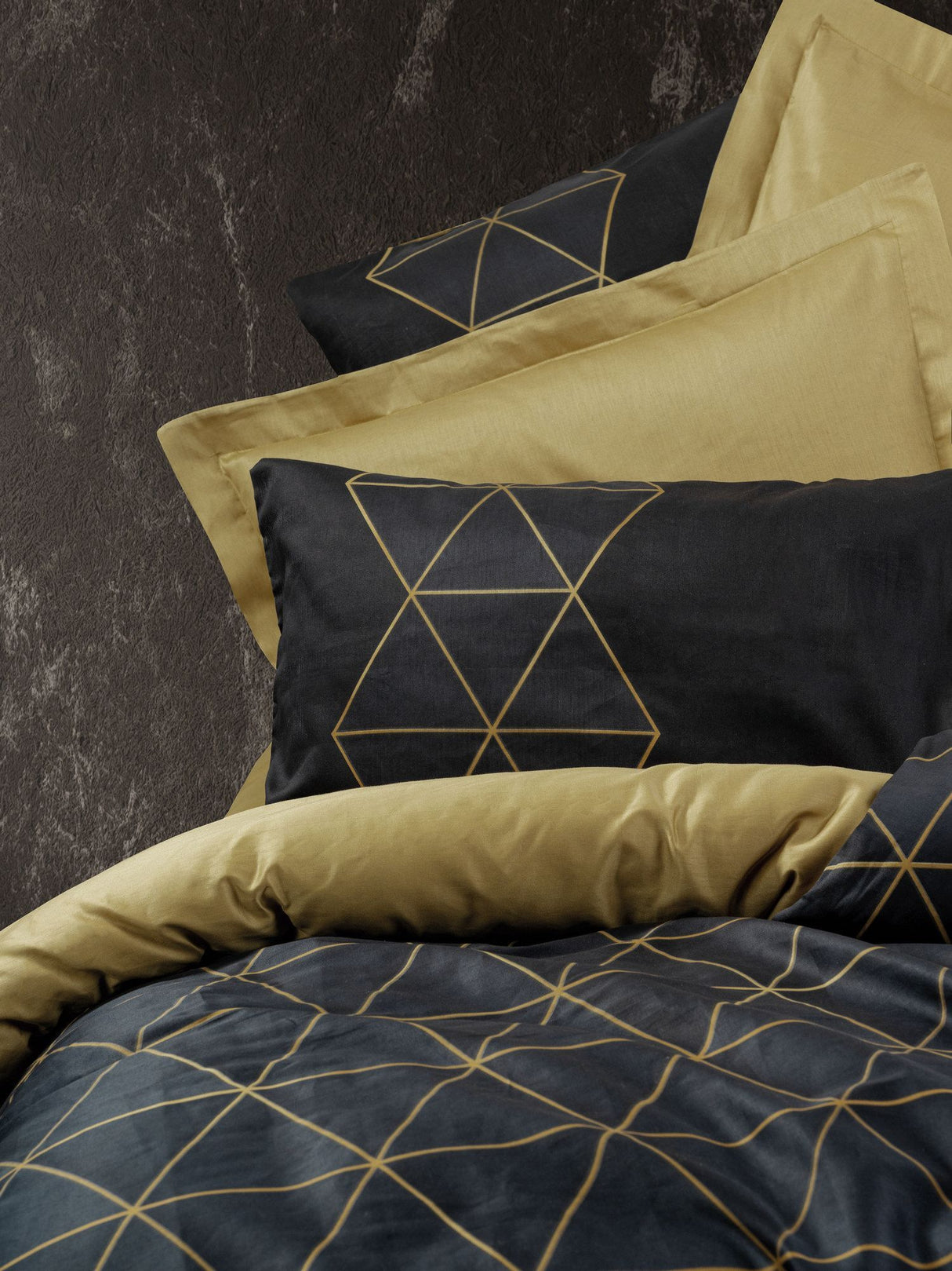 Parure de lit - 1 housse de couette 140 x 200cm + 1 taies d'oreiller 60 x 60 cm - 100% coton renforcé - Imprimé graphique Noir / Or