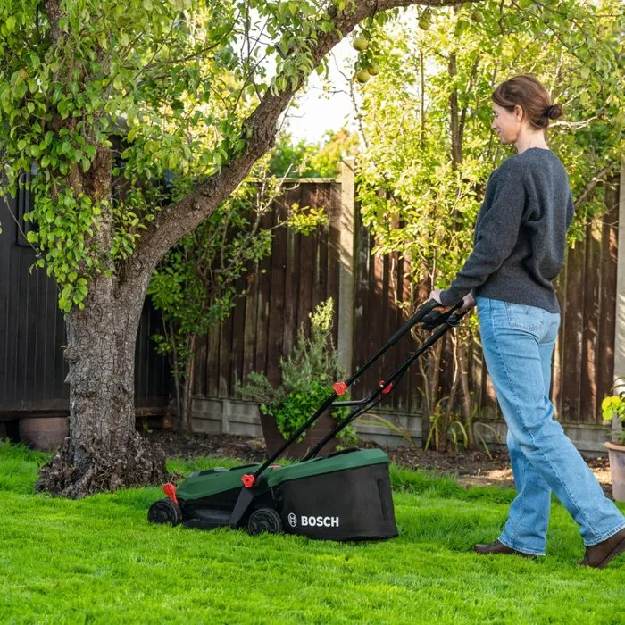 Tondeuse électrique sans fil + batterie 4Ah + chargeur - Bosch - ROTAK18V-32 - 06008B9P00 - 18V - 32cm de coupe