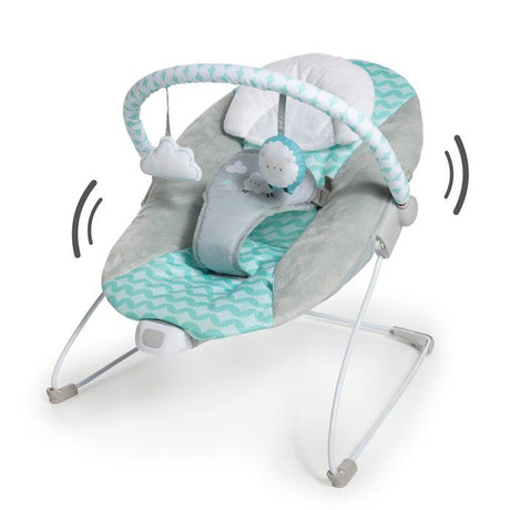 INGENUITY Transat bébé Nuages, Vibrations apaisantes, Arche d'éveil avec 2 peluches, Cale tete amovible, cadeau bébé
