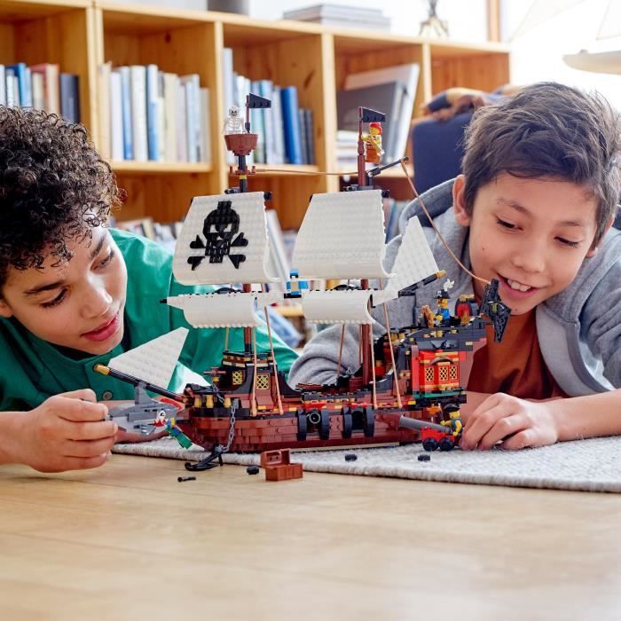 LEGO Creator 3-en-1 31109 Le Bateau Pirate, Jouet, Figurine Animaux Marins, Jouet Requin, Figurine Squelette, Enfants 9 Ans