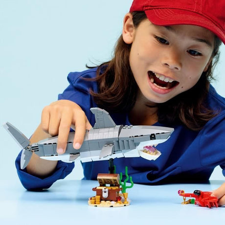 LEGO Creator 3-en-1 31381 Le Redoutable Requin et le Coffre au Trésor - Jouet des 8 ans