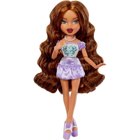 Bratz Goin' Out Poupée -Yasmin- 1 Poupée Mannequin a Collectionner - Une Tenue, Un Sac a Main, Une Paire de Lunettes Soleil - 6 ans