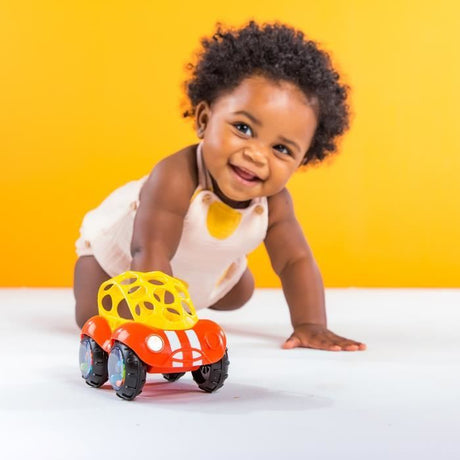 Bright Starts Jouet d'éveil Oball™Une Petite Voiture Rattle & Roll™ - développe la motricité - modele aléatoire