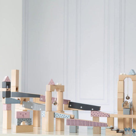 Circuit a billes en bois - ROBA - 20 billes en verre - 80 briques de construction - Naturel / Marine / Ciel / Rose