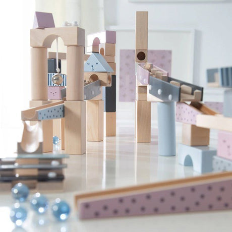 Circuit a billes en bois - ROBA - 20 billes en verre - 80 briques de construction - Naturel / Marine / Ciel / Rose