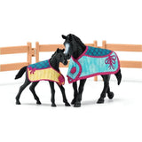 Box pour cheval avec jument et poulain, coffret schleich avec 34 éléments inclus dont 2 chevaux schleich, coffret figurines pour
