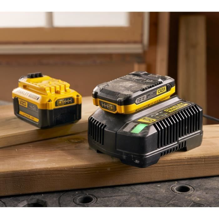 Chargeur 18V 4A - STANLEY FATMAX - Compatible avec toutes les batteries de la Gamme V20 - SFMCB14-QW