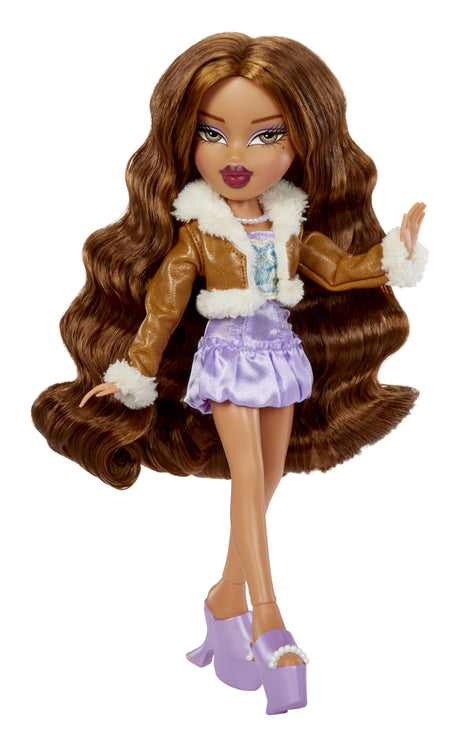 Bratz Goin' Out Poupée -Yasmin- 1 Poupée Mannequin a Collectionner - Une Tenue, Un Sac a Main, Une Paire de Lunettes Soleil - 6 ans