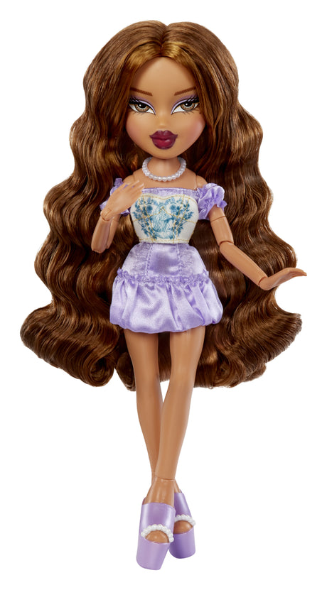 Bratz Goin' Out Poupée -Yasmin- 1 Poupée Mannequin a Collectionner - Une Tenue, Un Sac a Main, Une Paire de Lunettes Soleil - 6 ans