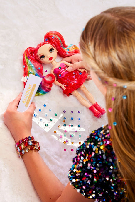 Rainbow High - Poupée Mannequin Be Dazzling - Vivienne Rouge - 28 cm - Pierres précieuses scintillantes et accessoires inclus