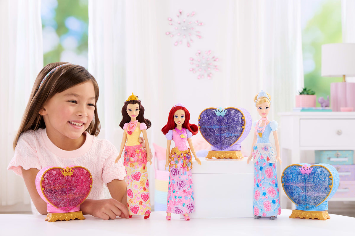 Poupée Jewel Reveal Cendrillon, Accessoires avec 8 surprises, 1 boîte a bijoux en forme de coeur, 1 bague pour enfant et 9 éléments,
