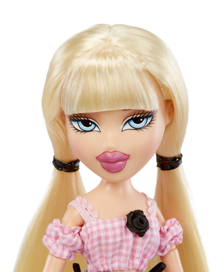 Bratz Goin' Out Poupée - Cloé - 1 Poupée Mannequin a Collectionner - Une Tenue, Un Sac a Main, Une Paire de Lunettes Soleil - 6 ans