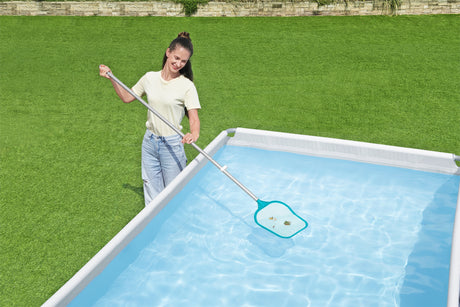 Kit de nettoyage piscine jusqu'a 3,96m - Bestway - Aquaclear - épuisette, flotteur, aspirateur, bande de test, patch de réparation